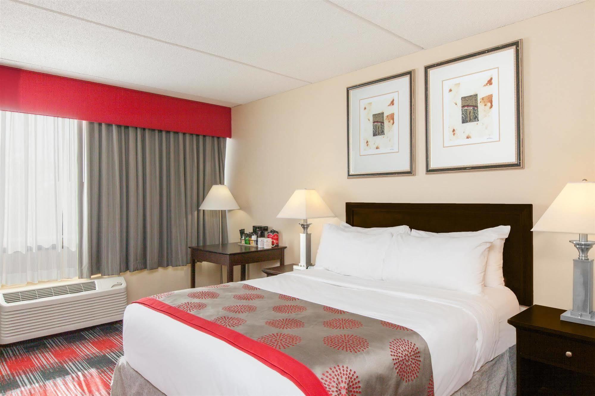 Ramada Plaza By Wyndham Albany Hotel Екстериор снимка